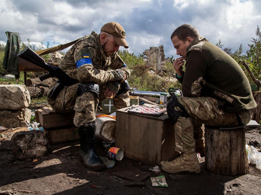 Due soldati ucraini, durante una pausa,  giocano a dama vicino alla linea del fronte,  nella regione di Kharkiv. (REUTERS/Oleksandr Ratushniak)