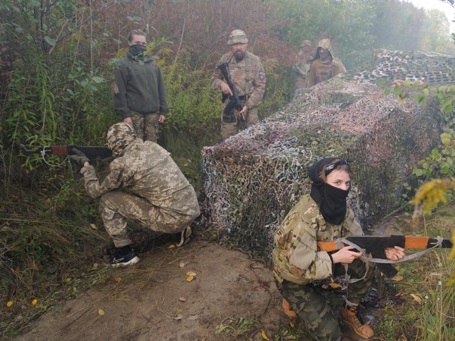Quarantacinque civili hanno preso parte a un addestramento militare di tre giorni, organizzato dall’organizzazione politica ucraina Right Sector, nella regione di Leopoli, Ucraina occidentale.  (EPA/Mykola Tys)