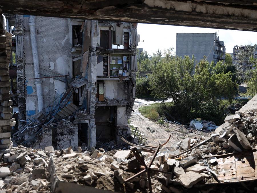 Edifici residenziali distrutti nella città di Izyum, quando la controffensiva ucraina ha riconquistato la maggior parte della regione nord-orientale di Kharkiv, riportando centinaia di insediamenti sotto il controllo di Kiev dopo mesi di occupazione russa. (Photo by Anatolii Stepanov / AFP)