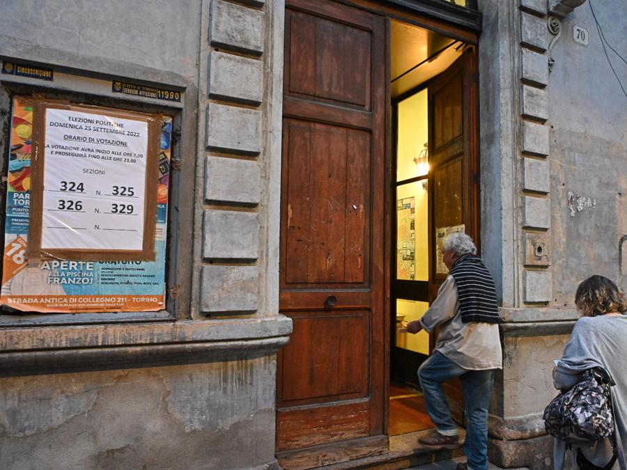 Cittadini al voto in occasione delle elezioni politiche presso il seggio di via vista 1 a Torino (ANSA/ALESSANDRO DI MARCO)
