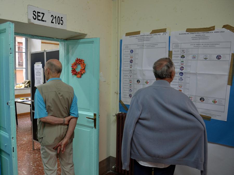 Votazioni in un seggio a Roma. (ANSA/FABIO CIMAGLIA)