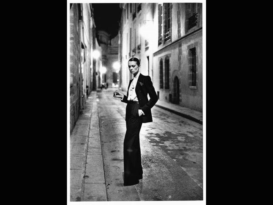 Helmut Newton Rue Aubriot, Yves Saint Laurent, French Vogue, Paris, 1975 (Fonte: Helmut Newton Foundation)