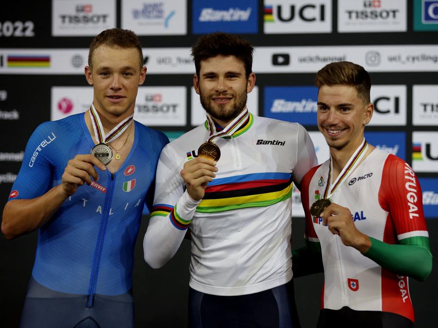 Filippo Ganna, oro (al centro), Jonathan Milan, argento (a sinistra) e Ivo Oliveria (a destra) il bronzo (REUTERS/Matthew Childs)