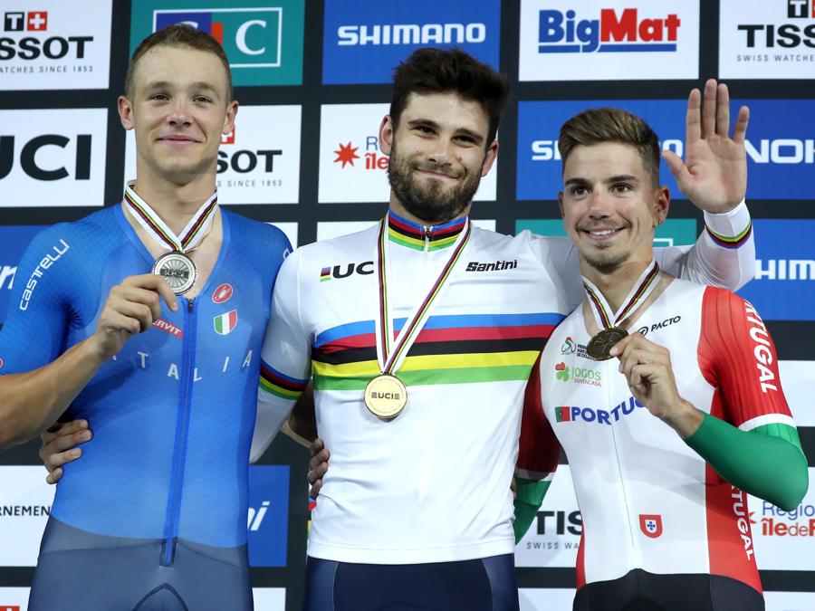 Filippo Ganna, oro (al centro), Jonathan Milan, argento (a sinistra) e Ivo Oliveria (a destra) il bronzo (EPA/CHRISTOPHE PETIT TESSON)