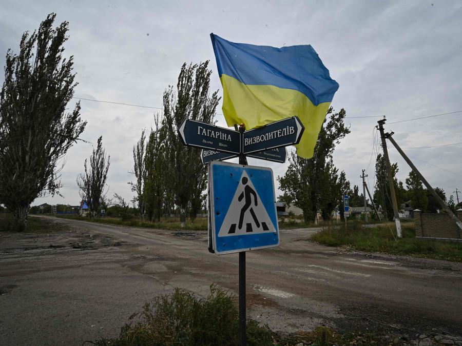 La bandiera ucraina nel villagio di  Vysokopillya, nella regione di Kherson, recentemente liberato  (Photo by Genya Savilov / AFP)