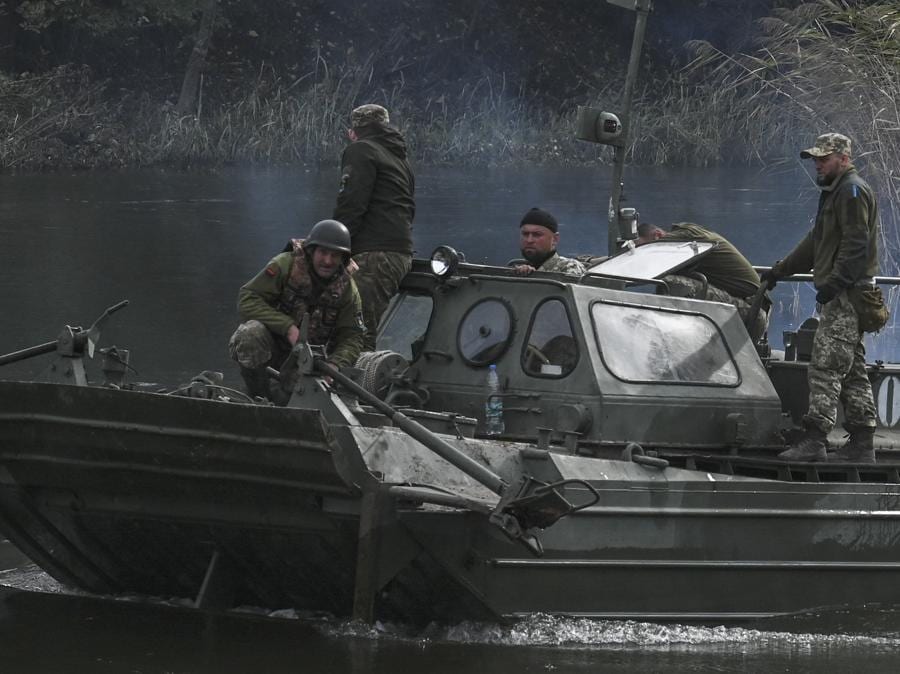 Un mezzo anfibio ucraino nella regione di Donetsk (Photo by Juan Barreto / AFP)