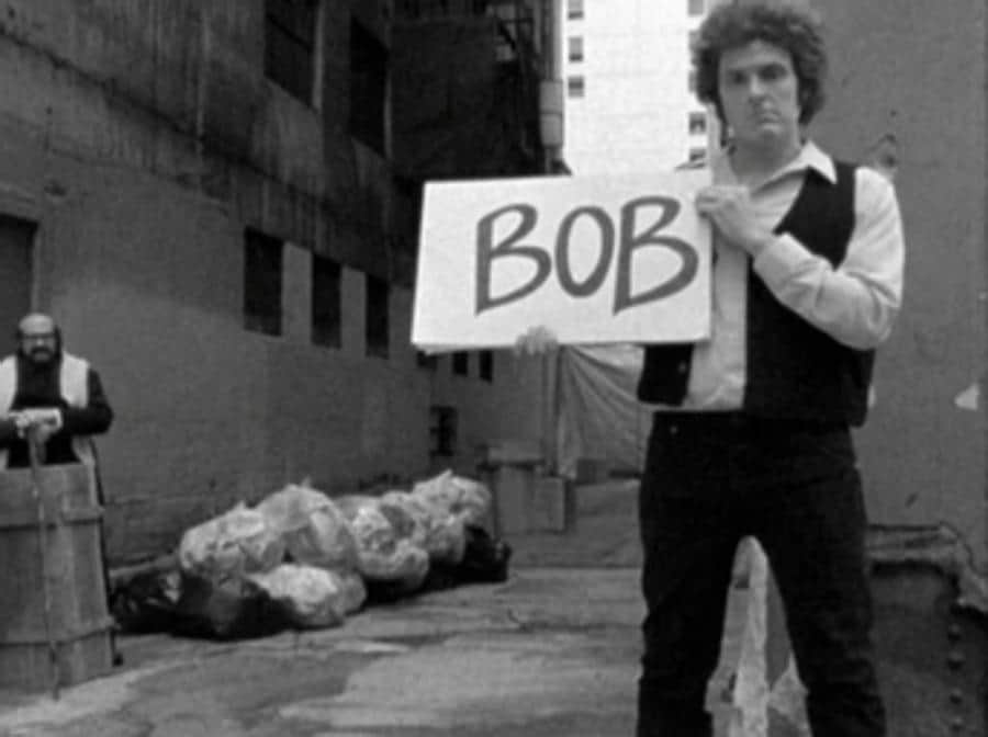 In Italia è poco noto, ma negli States il comico Weird Al Yankovic è una specie d'icona. Memorabili i suoi video-parodia delle star del rock. Nel 2003 tira fuori “Bob” in cui prende in giro Dylan. Riprendendo il video di “Subterranean Homesick Blues”. 