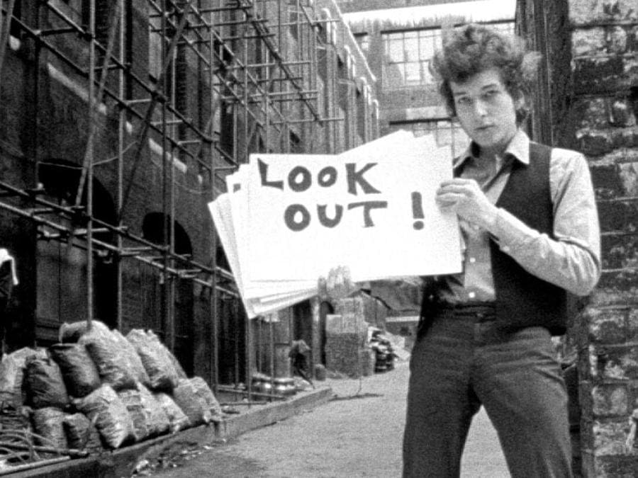 Bob Dylan, “Subterranean Homesick Blues”. Immagine dal film “Don't Look Back” di D. A. Pennebaker (1967)