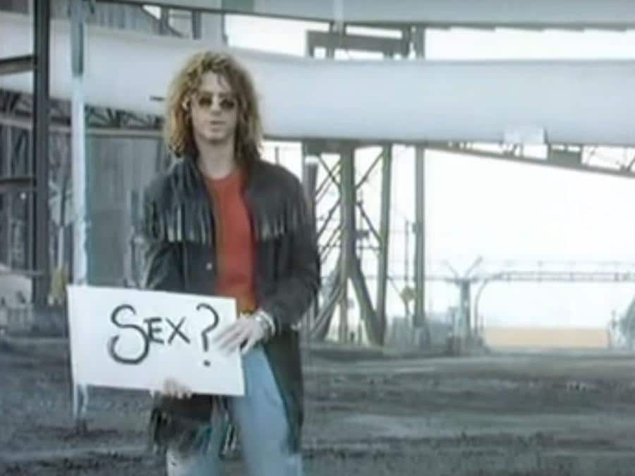 Nel 1987 gli australiani Inxs sono all'apice. Nel video di “Mediate” citano “Subterranean Homesick Blues”. 