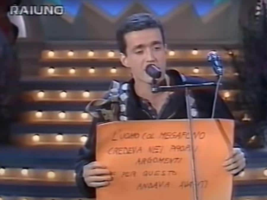 Nel 1995 Daniele Silvestri si presenta in gara al Festival di Sanremo con “L'uomo col megafono”. La performance, sul palco, vede i cartelli protagonisti.