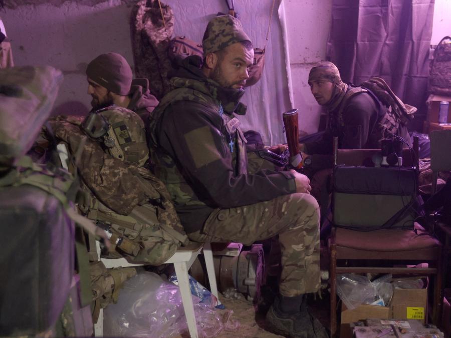 I militari ucraini siedono in un nascondiglio in prima linea nella regione di Donetsk. (Photo by Anatolii Stepanov / AFP)