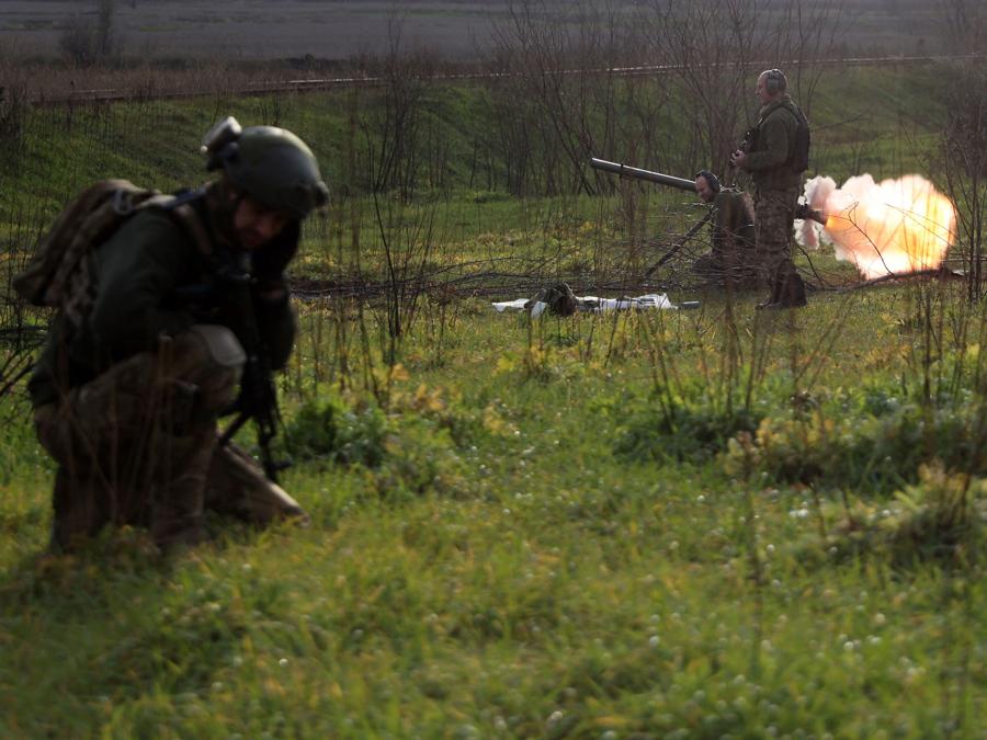 I militari ucraini sparano contro le posizioni russe in prima linea nella regione di Donetsk. (Photo by Anatolii Stepanov / AFP)