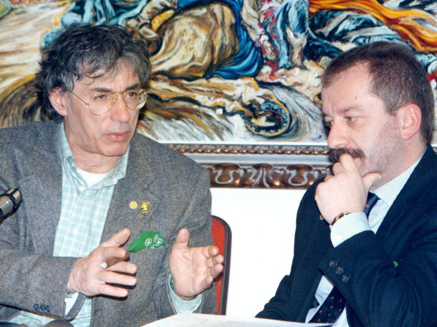 Umberto Bossi e il segretario della Lega Roberto Maroni in un'immagine del 30 gennaio 1998. (Ansa / Carlo Ferraro) 