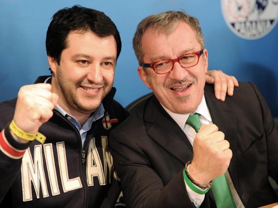 Roberto Maroni (d) festeggia con Matteo Salvini la conquista della presidenza dell Regione Lombardia nella sede della Lega a Milano, 26 febbraio 2013. ANSA/DANIEL DAL ZENNARO