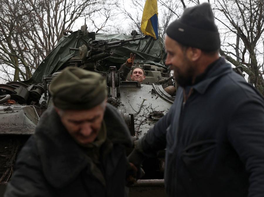 Militari ucraini riparano un carro armato nell’Ucraina orientale. (Photo by Anatolii Stepanov / AFP)