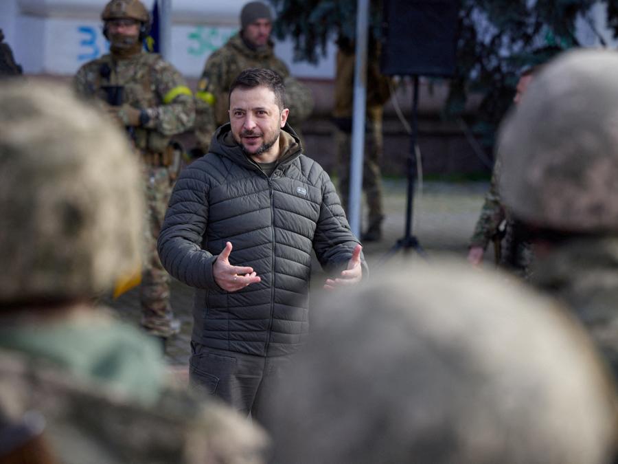 Il presidente ucraino Volodymyr Zelenskiy visita Kherson. Ukrainian Presidential Press Service/Handout via REUTERS
