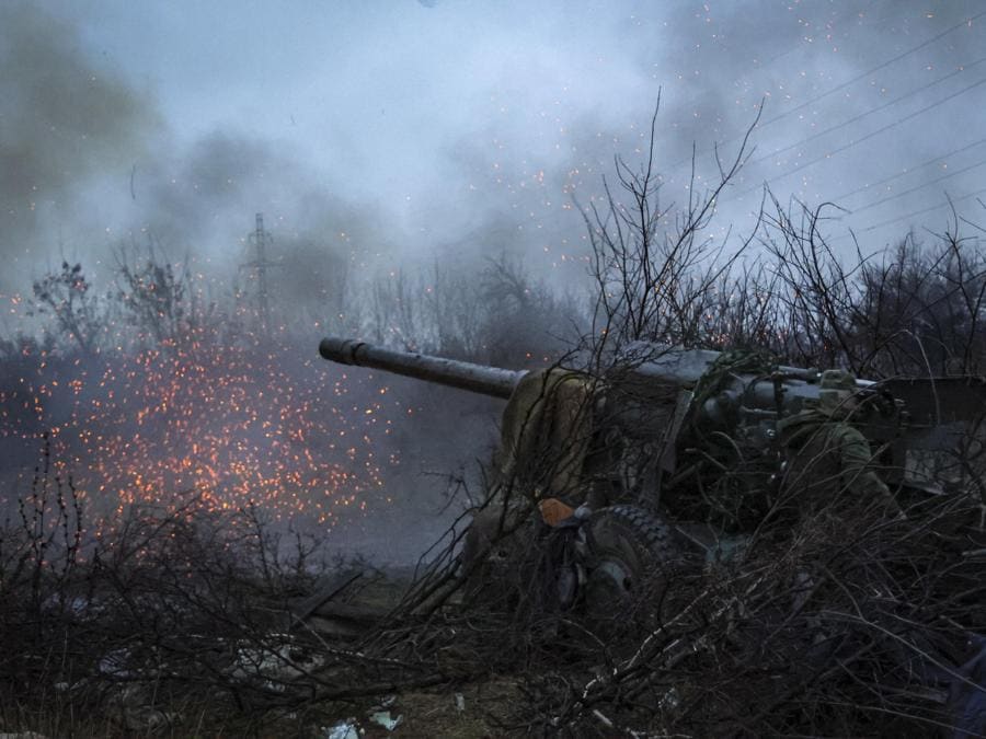L’autoproclamata milizia della Repubblica popolare di Donetsk  spara con un cannone da campo 2A36 Giatsint-B da 152 mm in una posizione non lontana da Avdeevka, regione di Donetsk, Ucraina orientale. EPA/ALESSANDRO GUERRA