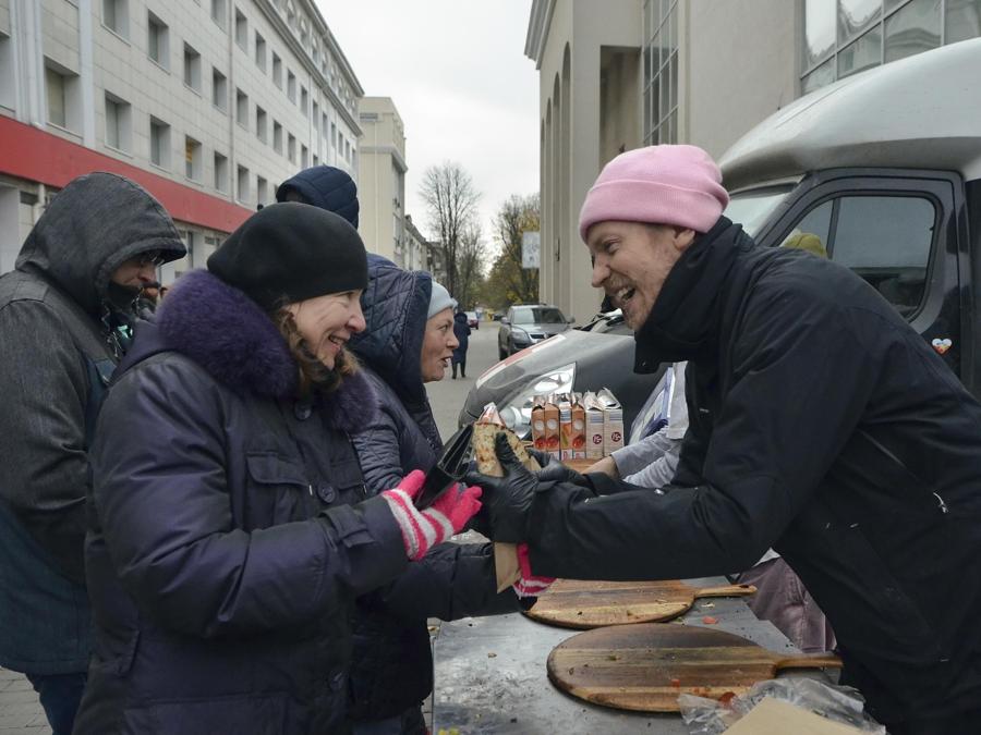 Volontari britannici consegnano fette di pizza alla gente del posto, a Kherson, nel sud dell’Ucraina. EPA
