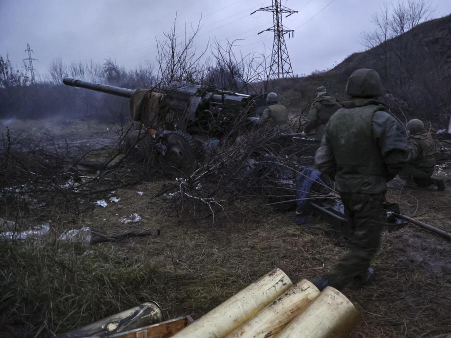 L’autoproclamata milizia della Repubblica popolare di Donetsk si prepara a sparare con un cannone da campo 2A36 Giatsint-B da 152 mm in una posizione non lontana da Avdeevka, regione di Donetsk, Ucraina orientale. EPA/ALESSANDRO GUERRA