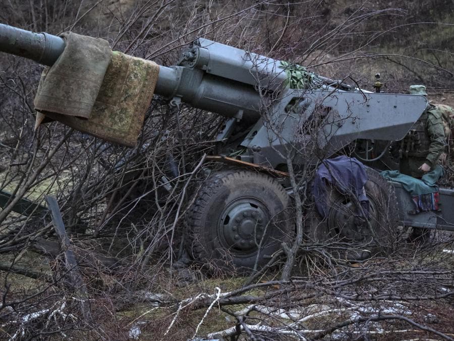 L’autoproclamata milizia della Repubblica popolare di Donetsk si prepara a sparare con un cannone da campo 2A36 Giatsint-B da 152 mm in una posizione non lontana da Avdeevka, regione di Donetsk. EPA/ALESSANDRO GUERRA