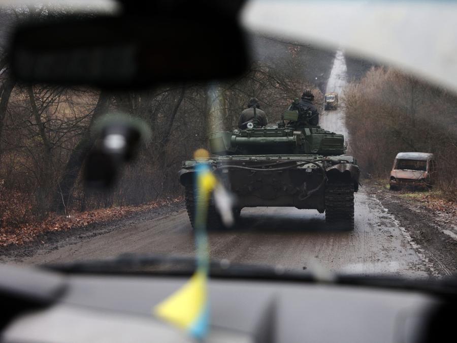 I militari ucraini guidano un carro armato nell’Ucraina orientale. (Photo by Anatolii Stepanov / AFP)
