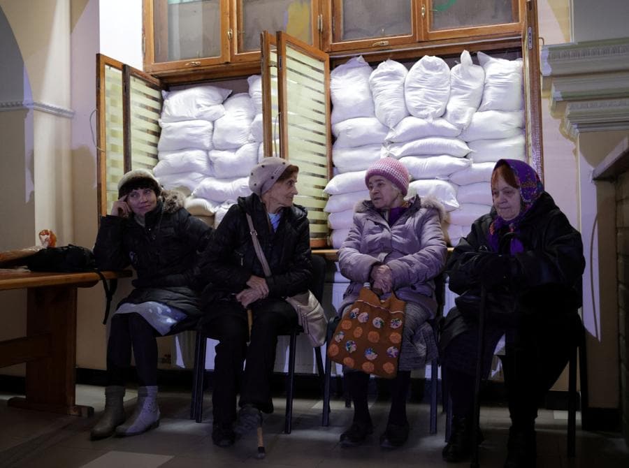La gente aspetta di ricevere cibo, acqua e aiuti dopo la ritirata militare della Russia da Kherson, presso la Chiesa di Cristo Salvatore a Kherson. REUTERS/Murad Sezer