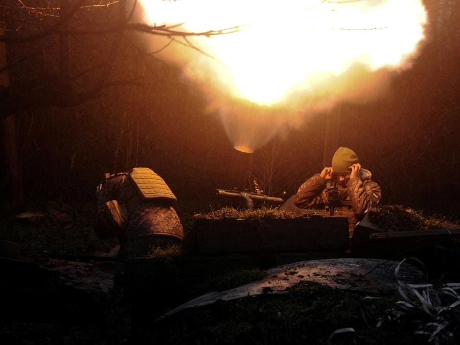I militari ucraini sparano con un mortaio nel Donetsk. Iryna Rybakova/Press Service of the 93rd Independent Kholodnyi Yar Mechanized Brigade of the Ukrainian Armed Forces/Handout via REUTERS