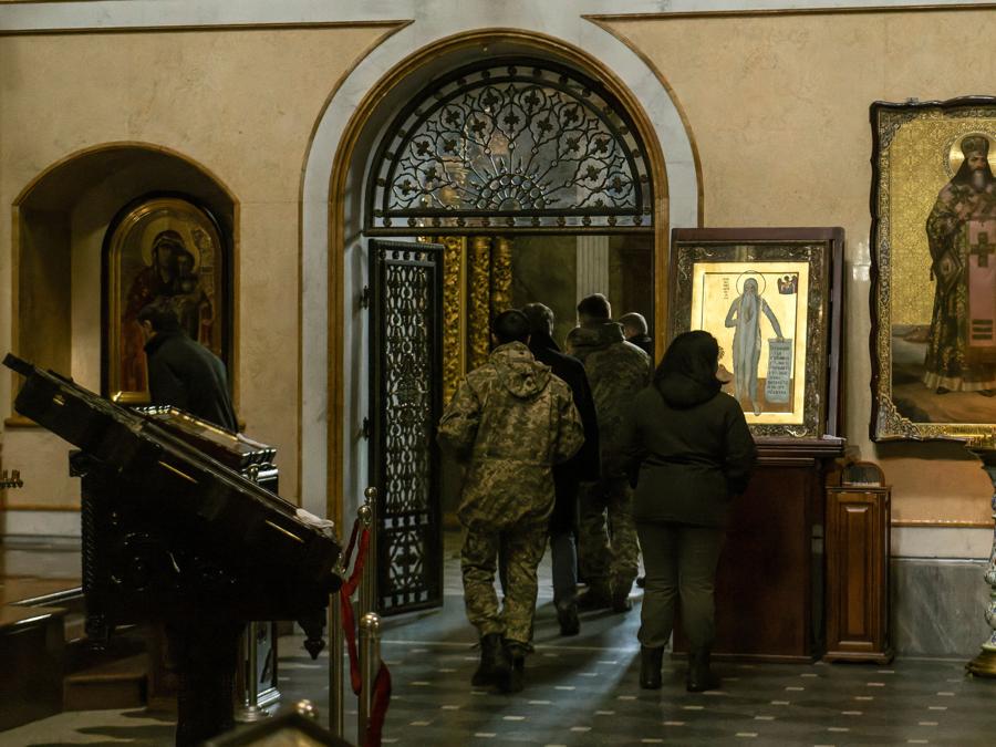 Le forze dell’ordine ucraine ispezionano una delle chiese del monastero di Kyiv Pechersk Lavra, durante l’attacco della Russia all’Ucraina, a Kiev, Ucraina. REUTERS/Vladyslav Musiienko
