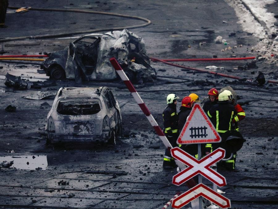 I soccorritori lavorano in un sito di un attacco missilistico russo, durante l’attacco della Russia all’Ucraina, a Kiev. REUTERS/Valentyn Ogirenko/File Photo