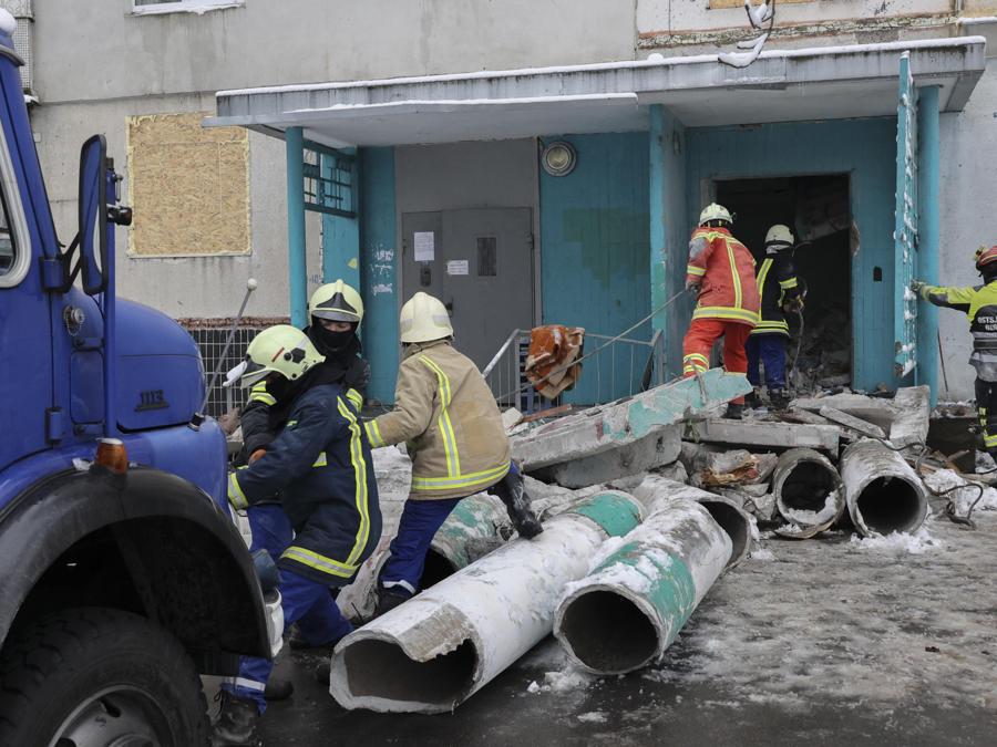 I lavoratori comunali riparano edifici residenziali prima del prossimo inverno nel distretto di North Saltivka a Kharkiv, Ucraina. EPA/SERGEY KOZLOV
