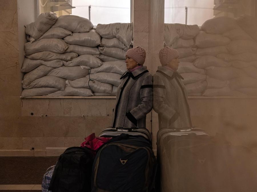 Nina, che ha trascorso tutto il tempo a Kherson durante l’occupazione russa, attende i suoi familiari accanto ai bagagli prima di salire a bordo di un treno di evacuazione diretto a Kiev, alla stazione ferroviaria di Kherson, Ucraina meridiona. EPA/ROMAN PILIPEY