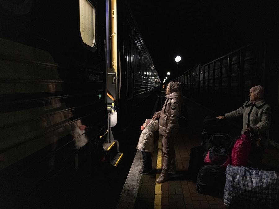 Nina (destra), che ha trascorso tutto il tempo a Kherson durante l’occupazione russa, con i suoi familiari sale a bordo di un treno di evacuazione diretto a Kiev, alla stazione ferroviaria di Kherson. EPA/ROMAN PILIPEY