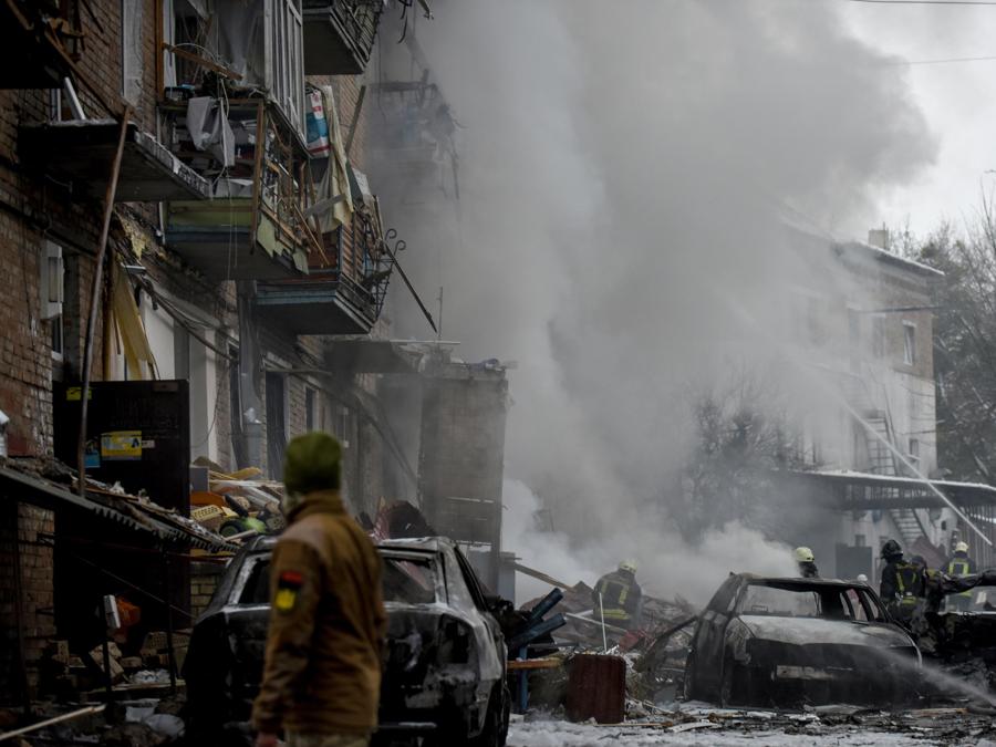 I vigili del fuoco lavorano presso il sito di un condominio distrutto dai bombardamenti a Vyshhorod, vicino a Kiev. EPA/OLEG PETRASYUK