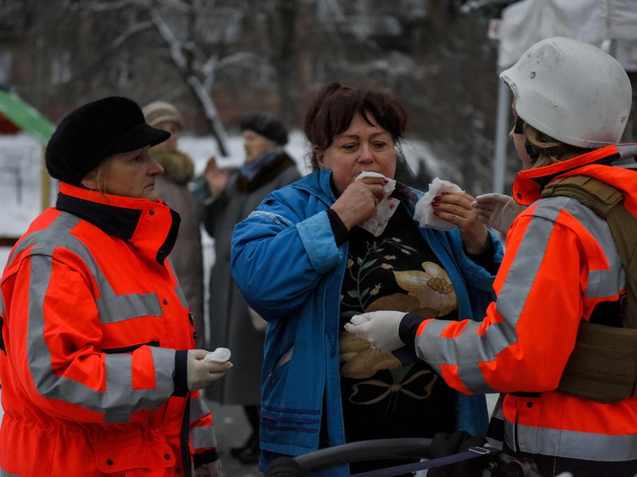 Gli operatori sanitari prestano i primi soccorsi a un residente locale  vicino al sito di un condominio colpito dai bombardamenti a Vyshhorod, vicino a Kiev. EPA/OLEG PETRASYUK