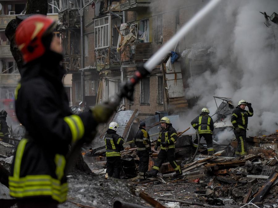 I vigili del fuoco lavorano nel sito di un condominio distrutto dai bombardamenti a Vyshhorod, vicino a Kiev. EPA/OLEG PETRASYUK