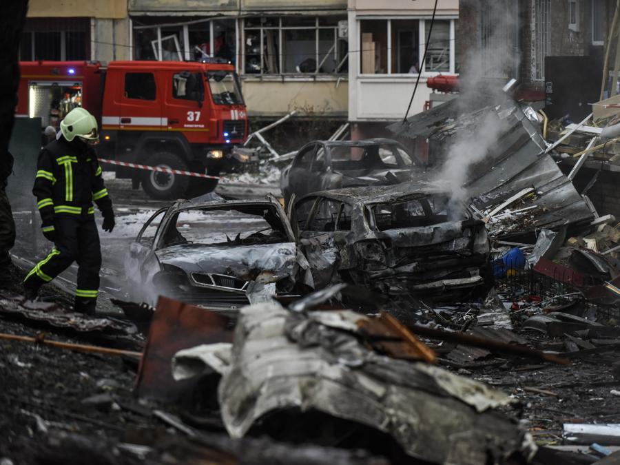 I vigili del fuoco lavorano presso il sito di un condominio distrutto dai bombardamenti a Vyshhorod, vicino a Kiev . EPA/OLEG PETRASYUK