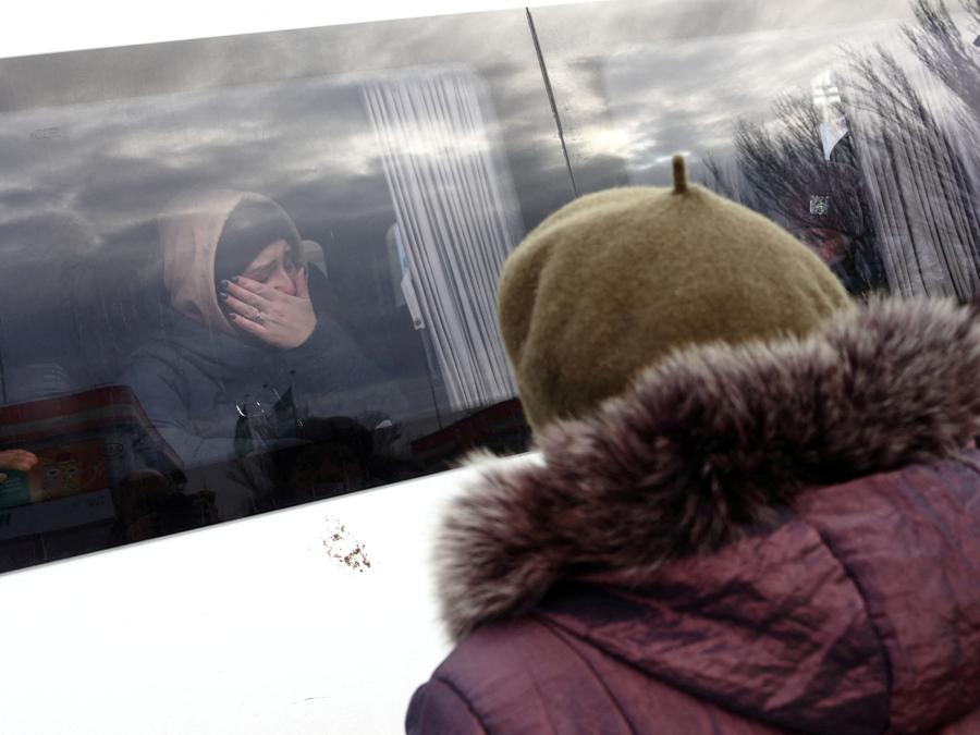 Una donna piange mentre parte con un autobus di evacuazione, dopo la ritirata militare russa da Kherson, alla stazione centrale degli autobus di Kherson. REUTERS/Murad Sezer