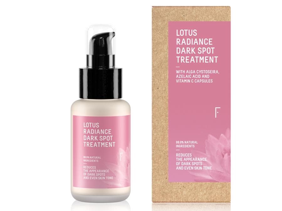 Freshly Cosmetics Lotus Radiance Dark Sport Treatment che riduce le macchie del viso con il 99% di ingredienti naturali tra cui l'alga Cystoseira che elimina la sovrapproduzione di melanina
