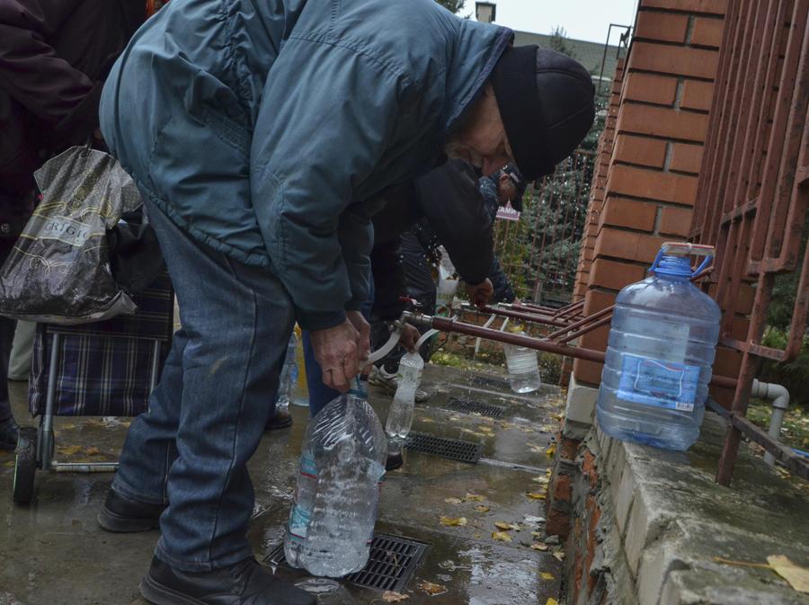 Distribuzione di acqua a  Kherson (EPA/Ivan Antypenko)