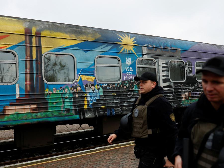Uomini della sicurezza nazionale all’arrivo del primo treno da Kyiv a Kherson (REUTERS/Murad Sezer)