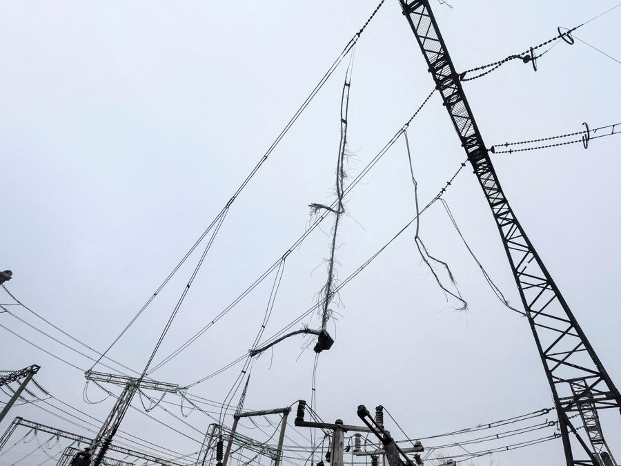 La stazione di distribuzione elettrica di Ukrenergo danneggiata dai bombardamenti russi  (REUTERS/Gleb Garanich)