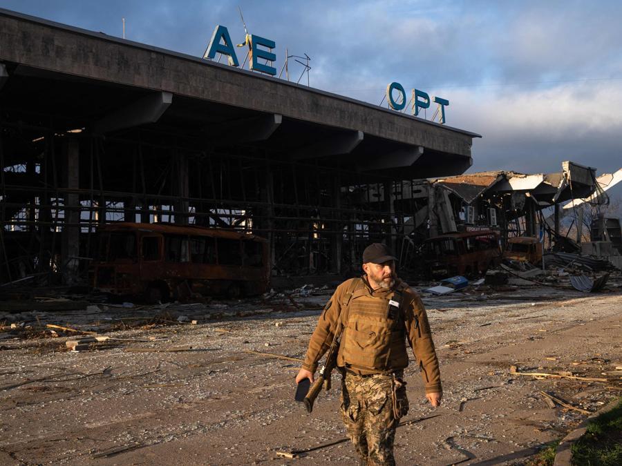 L’aeroporto distrutto di  Chornobaivka, presso  Kherson (Photo by Ihor Tkachov / AFP)