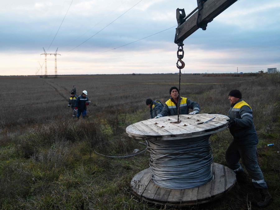 Riparazione delle linee elettriche presso Kherson (Photo by Ihor Tkachov / AFP)