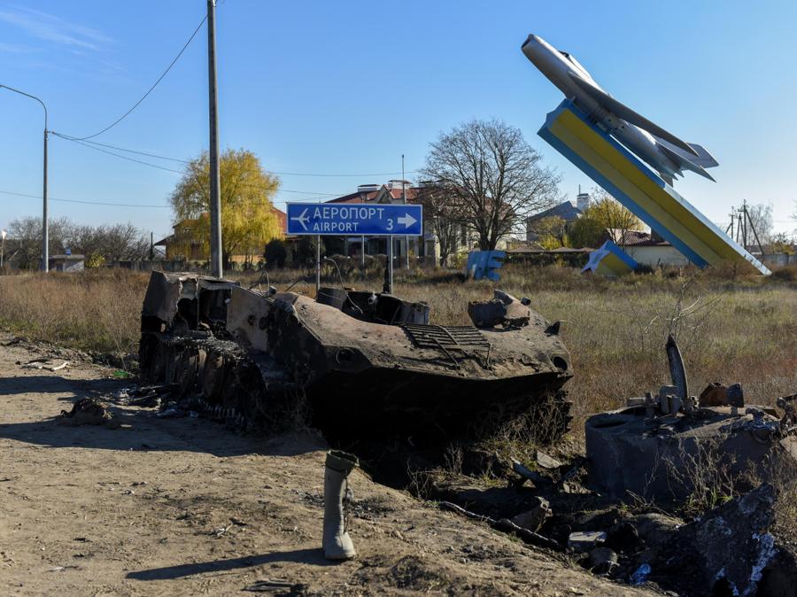 Un mezzo russo distrutto presso l’aeroporto di Chornobaivka, presso   Kherson (EPA/Oleg Petrasyuk)
