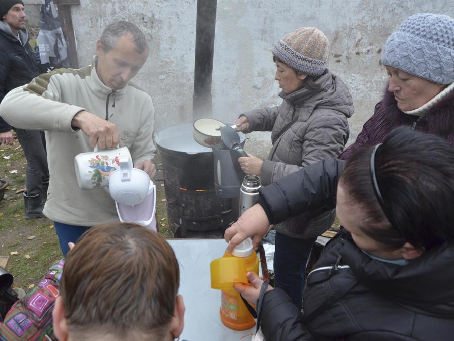 Distribuzione di pasti caldi a  Kherson (EPA/Ivan Antypenko)