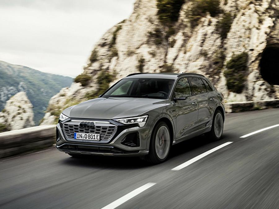 Dynamic photo, Colour: Chronos Gray metallic.