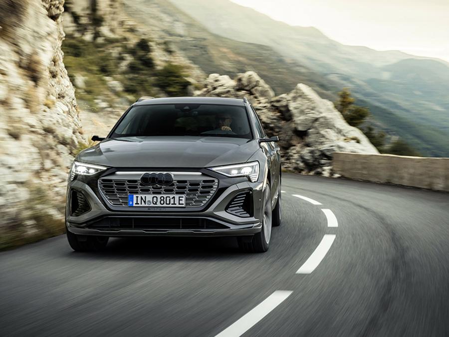 Dynamic photo, Colour: Chronos Gray metallic.