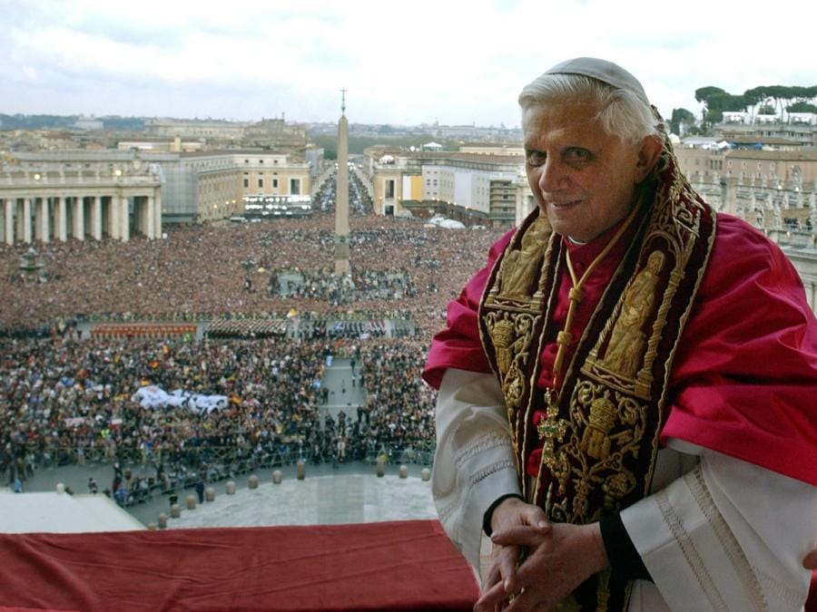 Papa Benedetto XVI appare su un balcone della Basilica di San Pietro in Vaticano dopo essere stato eletto dal conclave dei cardinali, 19 aprile 2005. (Reuters)