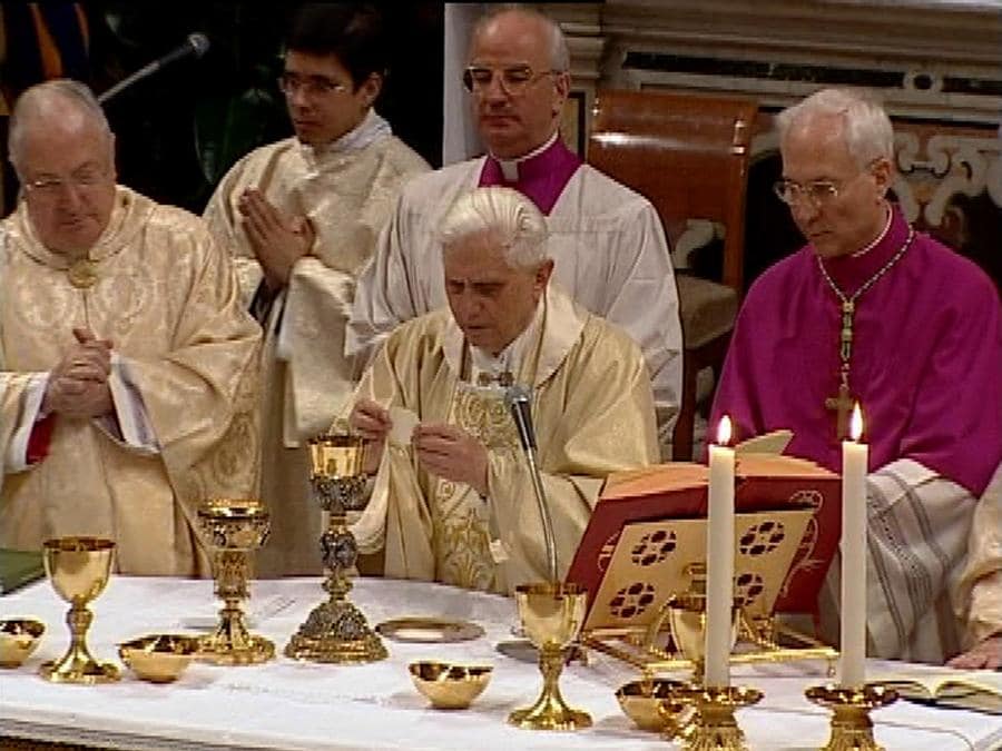 Papa Benedetto XVI  celebra la messa nella Città del Vaticano il 20 aprile 2005. (Reuters)