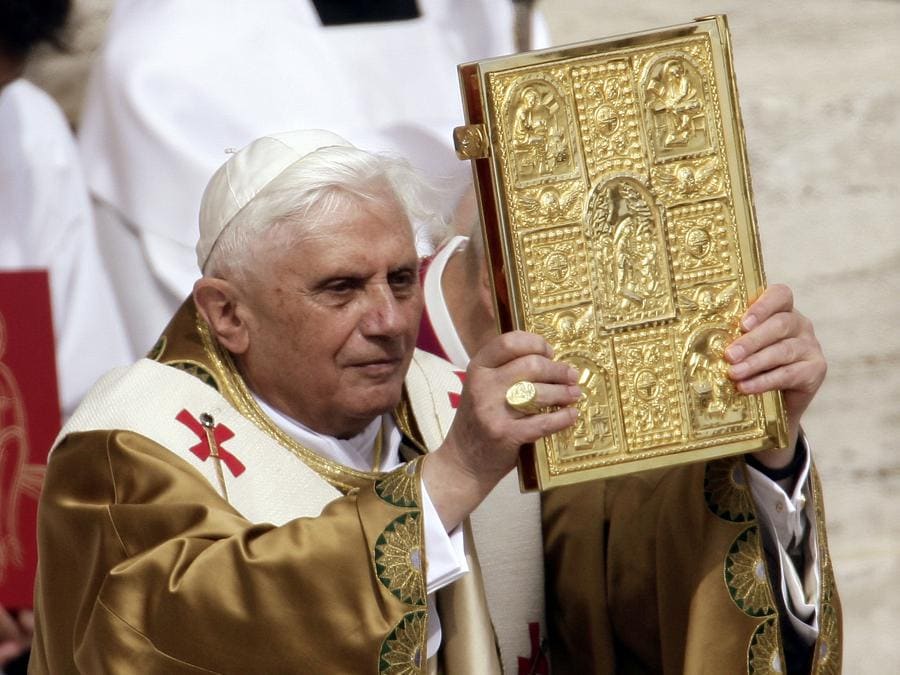 Papa Benedetto XVI sostiene i vangeli durante la sua Messa inaugurale in Piazza San Pietro in Vaticano, 24 aprile 2005. (Reuters)